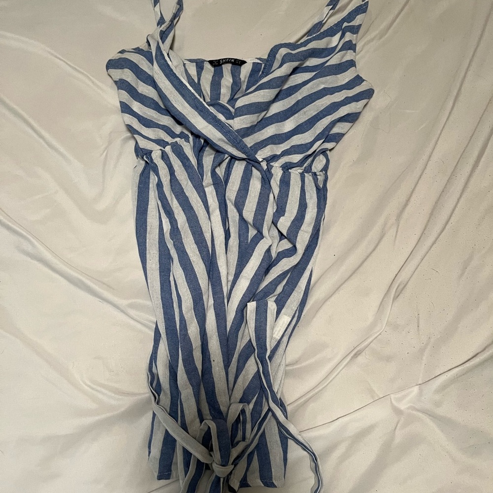 Spaghetti straps. Belt included